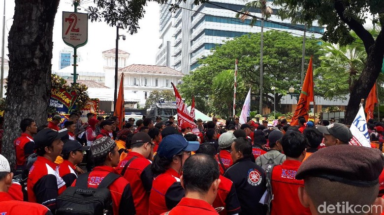 Massa Buruh Ingin Sampaikan Hasil Survei UMP ke Anies-Sandi Massa Buruh Ingin Sampaikan Hasil Survei UMP ke Anies-Sandi