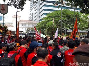 Massa Buruh Ingin Sampaikan Hasil Survei UMP ke Anies-Sandi