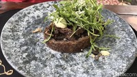Untuk makan siang, tersedia makanan dengan harga yang bisa dibilang tidak ramah dengan kantong. Menu yang ditawarkan dan dipilih yakni sejenis kebab ayam dan steak daging di dalam roti gandum (Niken Widya Yunita/detikTravel)