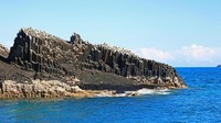 Bentuknya unik, nama batu ini adalah Organ pipes atau pipa organ. Letaknya di Kepulauan Nosy Mitsio, 70 km dari pantai utara Madagaskar. Organ Pipes terbentuk 125 juta tahun yang lalu ketika Madagaskar terpisah dari daratan Afrika (Anisha Shah/BBC)