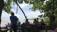 Ada juga 1 jembatan kayu di sebuah Laguna yang memisahkan daratan dengan lautan atau pantai. Jembatan ini cukup keren untuk foto-foto (Niken Widya Yunita/detikTravel)