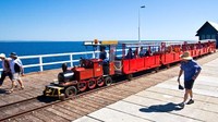 Kalau capek jalan kaki, bisa juga naik kereta wisata yang membawa turis hingga ke ujung dermaga (busseltonjetty.com.au)