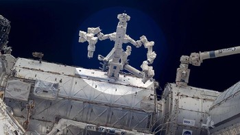 Bentuknya mungkin agak sedikit aneh. Ini robot bernama Dextre yang dikembangkan Canadian Space Agency. (Foto: Internet)
