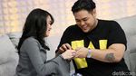 Cie...Ivan Gunawan Beri Cincin ke Ayu Ting Ting, Dilamar?