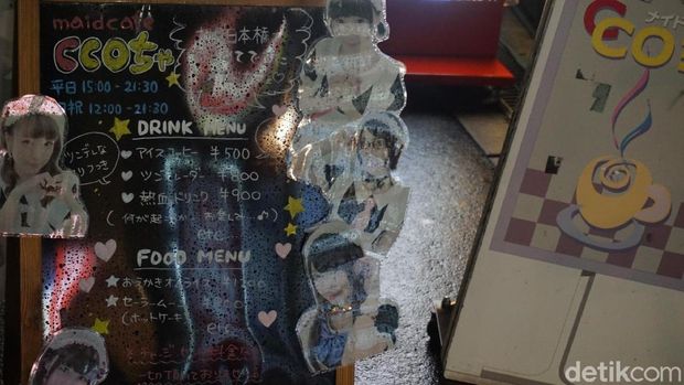  Salah satu plang Maid Cafe, sayang hujan belum berhenti (Wahyu/detikTravel)