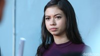 Yuki Kato terlihat cemberut saat tampil di Brownis, Kapten Tendean, Jakarta Selatan pada Rabu (18/10). Pool/Hanif Hawari/detikFoto.