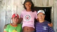 Gadis asal Brazil bernama Elisany Silvia memiliki tinggi mencapai 2,06 meter. Ia diketahui baru saja menikahi kekasihnya dan ingin segera punya anak karena khawatir komplikasi kesehatan bila menunggu terlalu lama. (Foto: Instagram/tallteengirl2k)