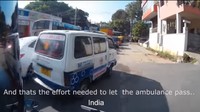 Hal yang sama juga terjadi di India. Meski tidak separah kemacetan di Jakarta pada video sebelumnya, ambulans di India harus menghadapi mobil-mobil yang dikendarai pengemudi egois, bahkan beberapa motor terlihat melanggar aturan sementara mobil ambulans ini membutuhkan pertolongan. Foto: Youtube/Heavy Broadcast
