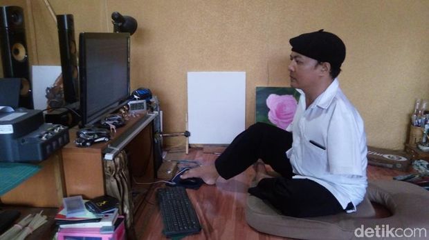 Membuka Semangat Pagi Bersama Sabar Subadri, Pelukis dengan Kaki