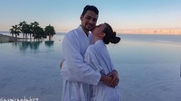 Kecupan manis Asmirandah untuk Jonas. Dok. Instagram/asmirandah89