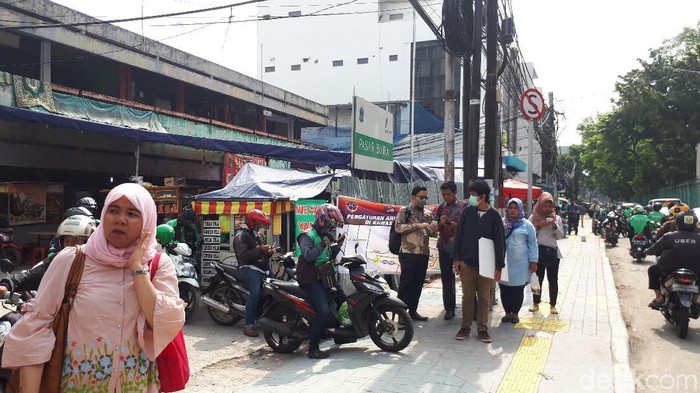 Ojek Online di Stasiun Sudirman Masih Ngetem Sembarangan