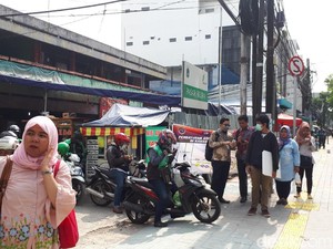 Ojek Online di Stasiun Sudirman Masih Ngetem Sembarangan