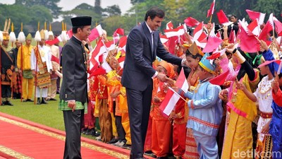Temui Jokowi di Istana Bogor, Emir Qatar Disambut Anak-anak