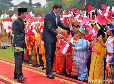 Temui Jokowi di Istana Bogor, Emir Qatar Disambut Anak-anak