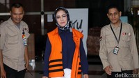 Bunda Sitha keluar gedung KPK usai menjalani pemeriksaan.