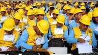 Ribuan pekerja yang hadir di GBK mengisi form sertifikasi dari Kementerian Pekerja Umum dan Perumahan Rakyat Republik Indonesia.