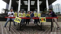 Aksi ini sebagai bentuk kritik kepada Setya Novanto dan meminta KPK agar menerbitkan surat perintah penyidikan untuk Setnov.