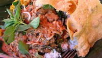 Mampir ke Nganjuk jangan lupa cicip nasi pecel ini. Nasi dengan paduan aneka sayuran rebus dengan sambal kacang yang enak dipadu dengan tempe goreng dan rempeyek. Selain disajikan dengan daun pisang, ada juga lho yang disajikan dengan daun jati. Foto: Istimewa