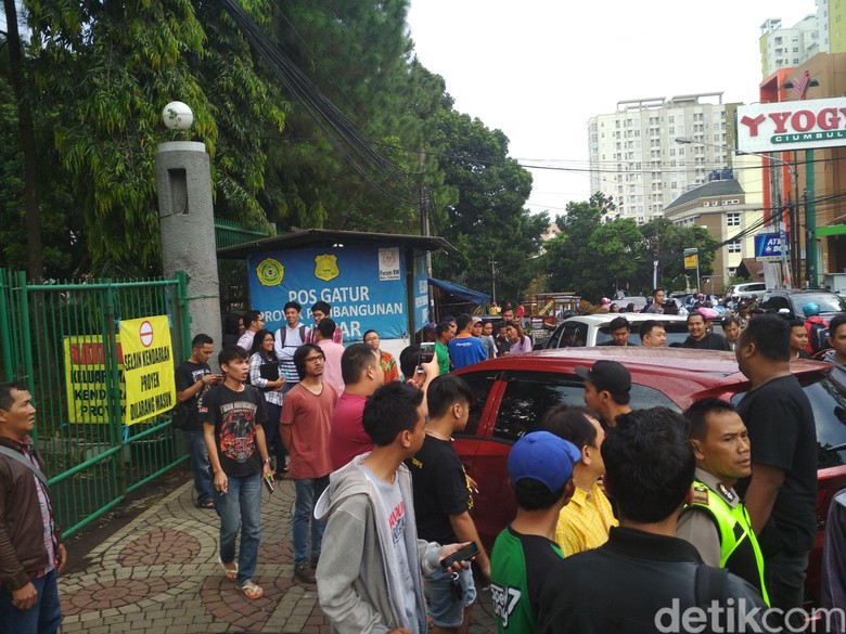 Sekelompok Orang Intimidasi Sopir Taksi Online di Bandung Sekelompok Orang Intimidasi Sopir Taksi Online di Bandung