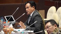 Yusril membandingkannya dengan Perppu Terorisme yang diterbitkan pemerintah usai kejadian bom Bali. Perbandingan dua Perppu ini diangkat Yusril dalam segi kegentingan penerbitan.