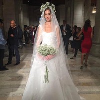 Reem Acra menawarkan gaun pengantin dengan potongan klasik. Tambahkan veil dengan bordir atau aplikasi bunga agar lebih spesial. (Foto: Instagram)