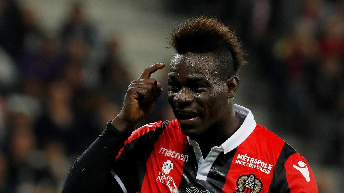 Mario Balotelli bertahan di Nice musim ini (Eric Gaillard/Reuters)