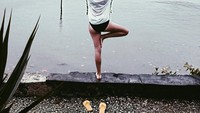 Di sana, ia juga melakukan yoga sembari menghirup udara segar. (Foto: Instagram @camillerosegottlieb)