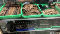 Barisan puluhan kios di tepi gedung pusat batu mulia itu memang rata-rata ditempati para pedagang barang antik dan jimat.