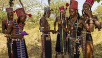 Pada festival, seluruh pria ini akan menari dan menyanyi. Acara tari menari ini dinamakan Yaake (Dok. Tariq Zaidi/BBC)
