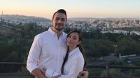 Asmirandah tampil serba putih, Jonas juga melengkapinya dengan busana berwarna putih. Dok. Instagram/asmirandah89