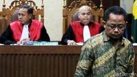 Dua mantan auditor BPK, Rochmadi Saptogiri dan Ali Sadli, didakwa menerima suap Rp 240 juta.