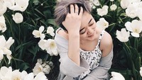 Dara 22 tahun itu terlihat berpose di tengah padang bunga. Dok. Instagram/giselacindy12