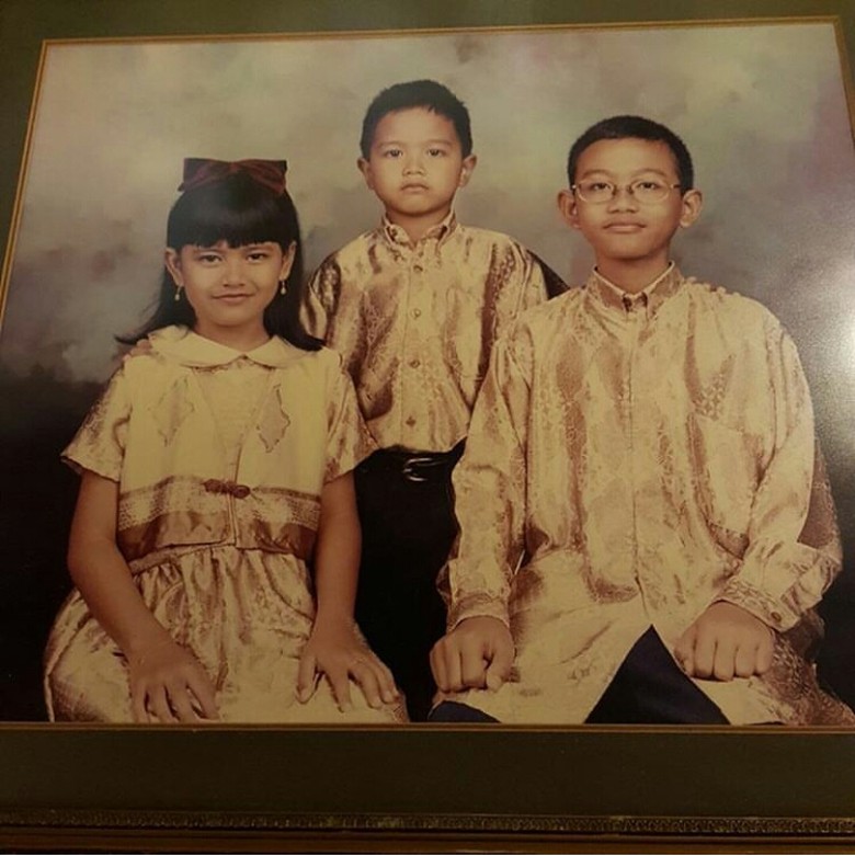 Bareng Gibran dan Kahiyang, Kaesang Pamer Foto Kecil Pakai Baju Gede Bareng Gibran dan Kahiyang, Kaesang Pamer Foto Kecil Pakai Baju Gede