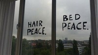 Kamar tersebut terbuka untuk umum bernama John and Yoko suite. Ornamen-ornamennya pun melekat di setiap sudut kamarnya (Bobby Deese/YouTube)