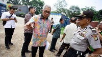 Petugas dan pihak kuasa hukum terlibat adu mulut sehingga akhirnya petugas melakukan eksekusi paksa.
