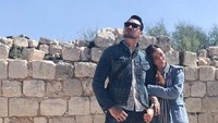 Asmirandah terlihat semakin mesra dengan suaminya itu, Jonas Rivanno. Dok. Instagram/asmirandah89