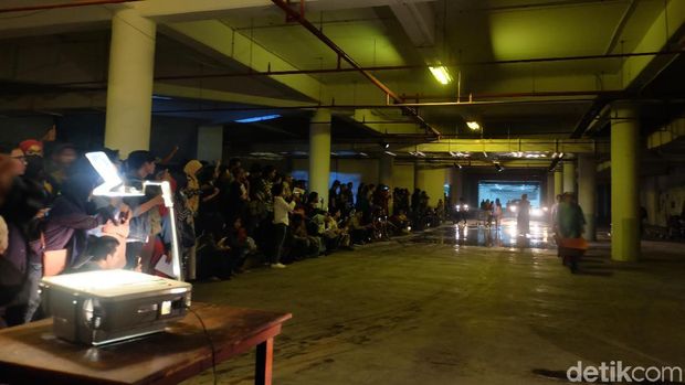 Dancing Queen: Laut, Area Parkir, dan Teater Eksperimen