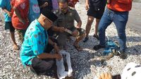 Sebelum dilarung, jenglot dibacakan mantra dan diberi mintak wangi