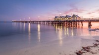Busselton Jetty di Kota Busselton, Australia disebut-sebut sebagai dermaga kayu terpanjang di belahan bumi selatan. Dermaga ini pun menjadi salah satu objek wisata yang populer (Thinkstock)