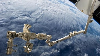 Dextre turut membantu perawatan rutin satelit, mulai dari mengganti kamera sampai baterai. (Foto: Internet)