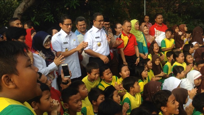 Anies Minta Siswa SDN 04 Cawang Membaca 15 Menit Sehari