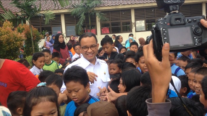 Anies dan Sandi ke SDN 07 Pagi, Anak-anak Berebut Tanda Tangan