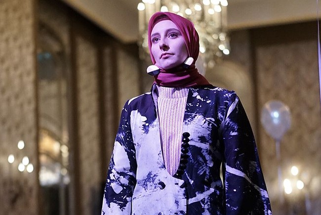 Dian Pelangi menciptakan corak-corak terinspirasi dari bangunan di pusat kota mode tersebut. Salah satu yang mencolok adalah motif batu bata seperti dinding-dinding bangunan di Paris, Prancis. Foto: Dok. Instagram @dianpelangi