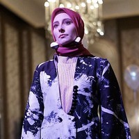 Dian Pelangi menciptakan corak-corak terinspirasi dari bangunan di pusat kota mode tersebut. Salah satu yang mencolok adalah motif batu bata seperti dinding-dinding bangunan di Paris, Prancis. Foto: Dok. Instagram @dianpelangi