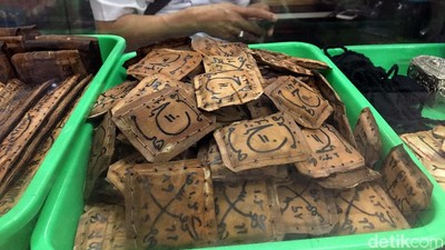 Ngeri! Ada Pedagang Jimat di Jatinegara