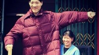 Yao Defen asal China tercatat oleh Guinness World Records sebagai wanita tertinggi yang pernah hidup mencapai 2,34 meter. Berbeda dari dua tokoh sebelumnya, postur You tinggi dan besar bukan karena gigantisme melainkan akromegali. (Foto: Instagram/playgroundforgiants)