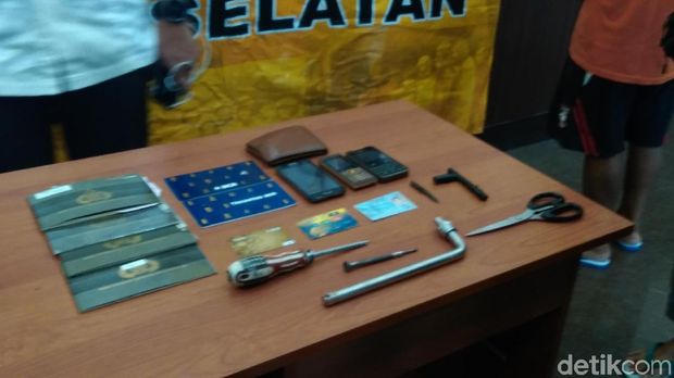 Komplotan Pencuri Ini Cuma Butuh 5 Menit Bawa Kabur Mobil