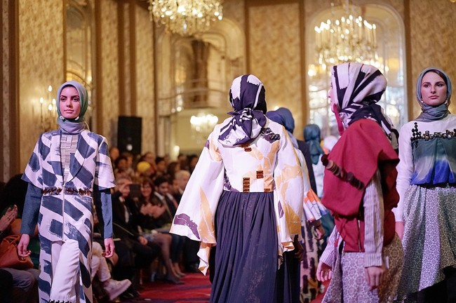 Dian Pelangi mengeluarkan beragam potongan busana mulai dari long outerwear, oversize outerwear, hingga ragam cropped jacket.  Foto: Dok. Instagram @dianpelangi