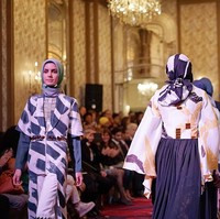 Dian Pelangi mengeluarkan beragam potongan busana mulai dari long outerwear, oversize outerwear, hingga ragam cropped jacket.  Foto: Dok. Instagram @dianpelangi