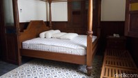 Salah satu kamar rumah tersebut. MA menyatakan pemohon kasasi (Poppy-red) tidak lagi memiliki kepentingan dengan tanah dan bangunan a quo karena berdasarkan keputusan objek sengketa telah disetujui untuk dipindahtangankan melalui mekanisme hibah untuk digunakan dalam penyelenggaraan tugas dan fungsi Pemkot Surakarta